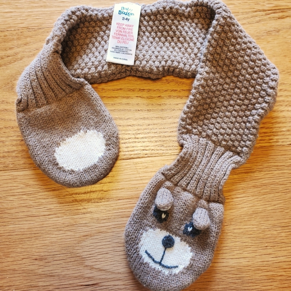 Mini Boden toddler scarf. .